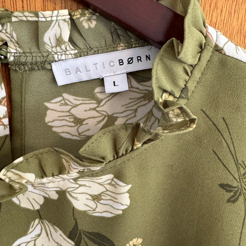 Floral Green Women's Top - Picture 2 of 3